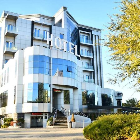 Hotel Zeneva Lux Kragujevac Bagian luar foto