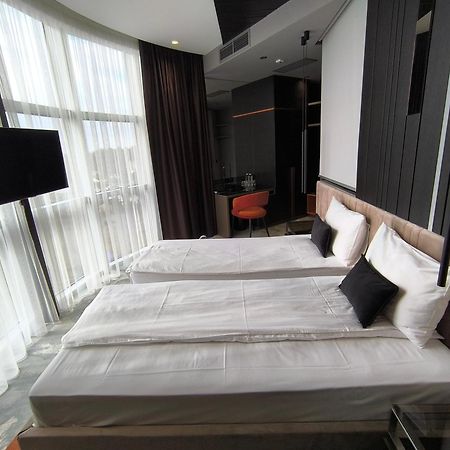 Hotel Zeneva Lux Kragujevac Bagian luar foto
