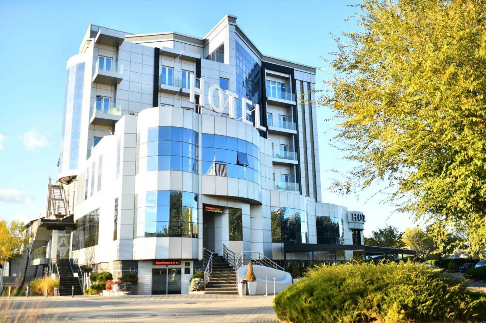 Hotel Zeneva Lux Kragujevac Bagian luar foto