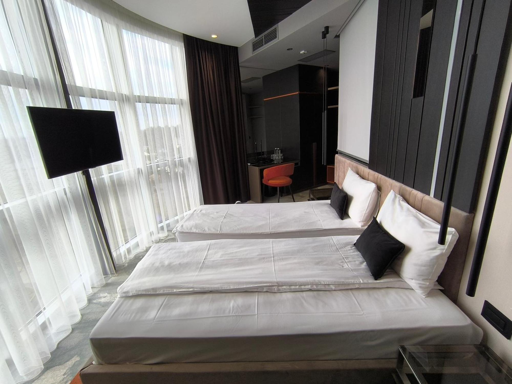 Hotel Zeneva Lux Kragujevac Bagian luar foto