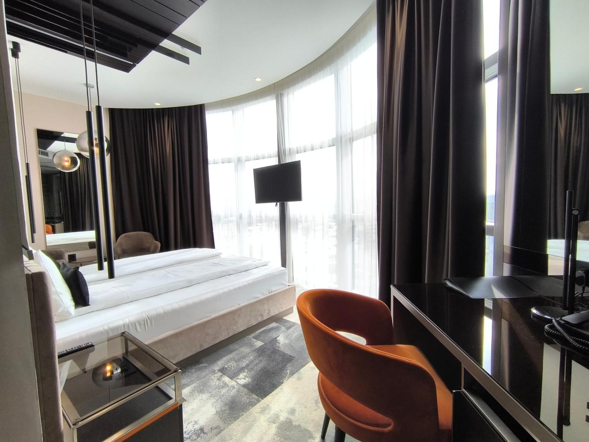 Hotel Zeneva Lux Kragujevac Bagian luar foto