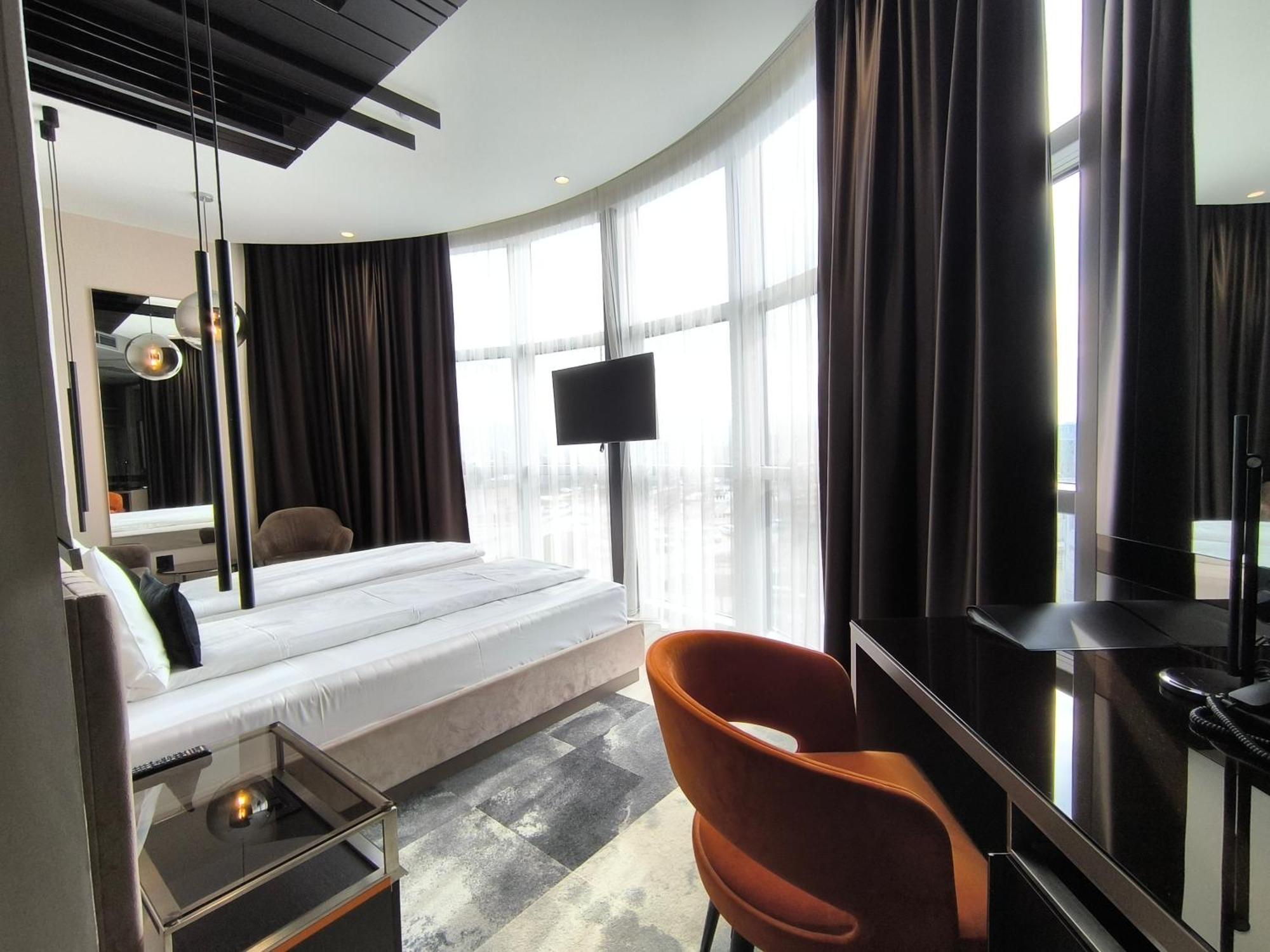 Hotel Zeneva Lux Kragujevac Bagian luar foto