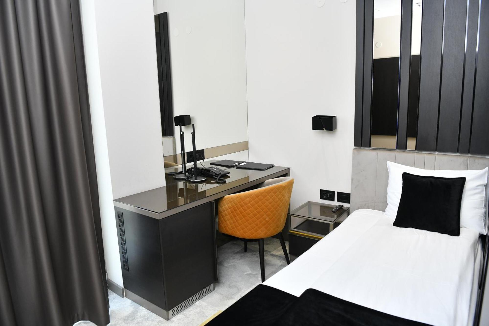 Hotel Zeneva Lux Kragujevac Bagian luar foto