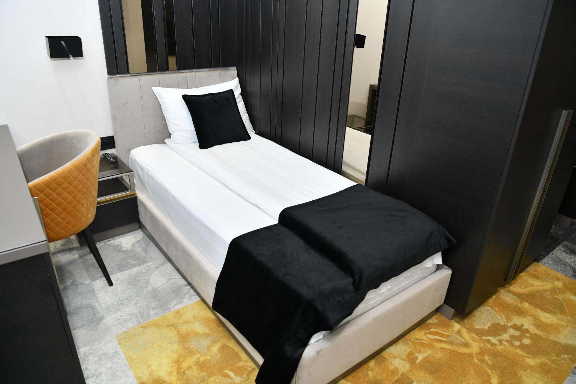 Hotel Zeneva Lux Kragujevac Bagian luar foto