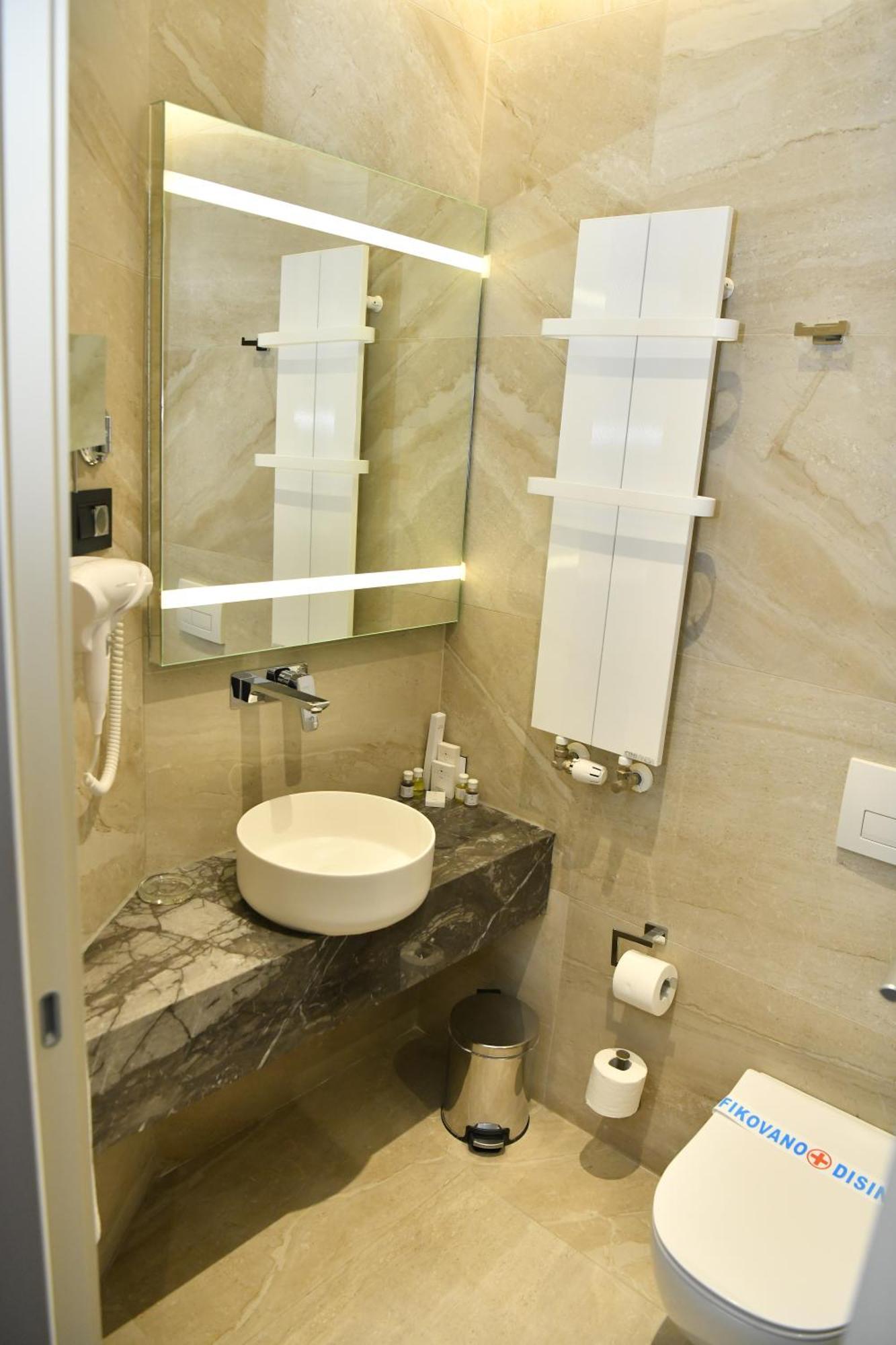 Hotel Zeneva Lux Kragujevac Bagian luar foto