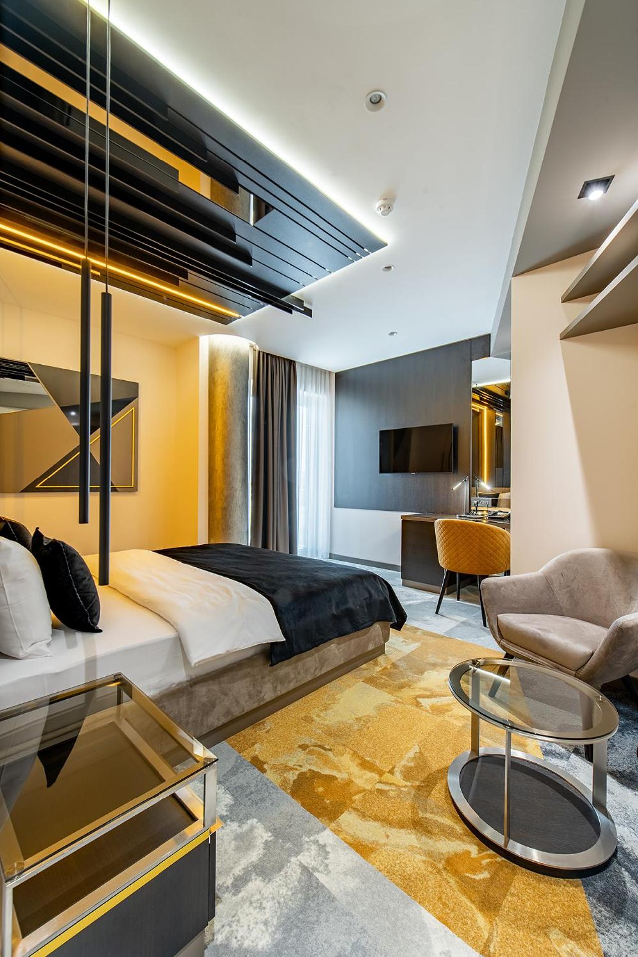 Hotel Zeneva Lux Kragujevac Bagian luar foto