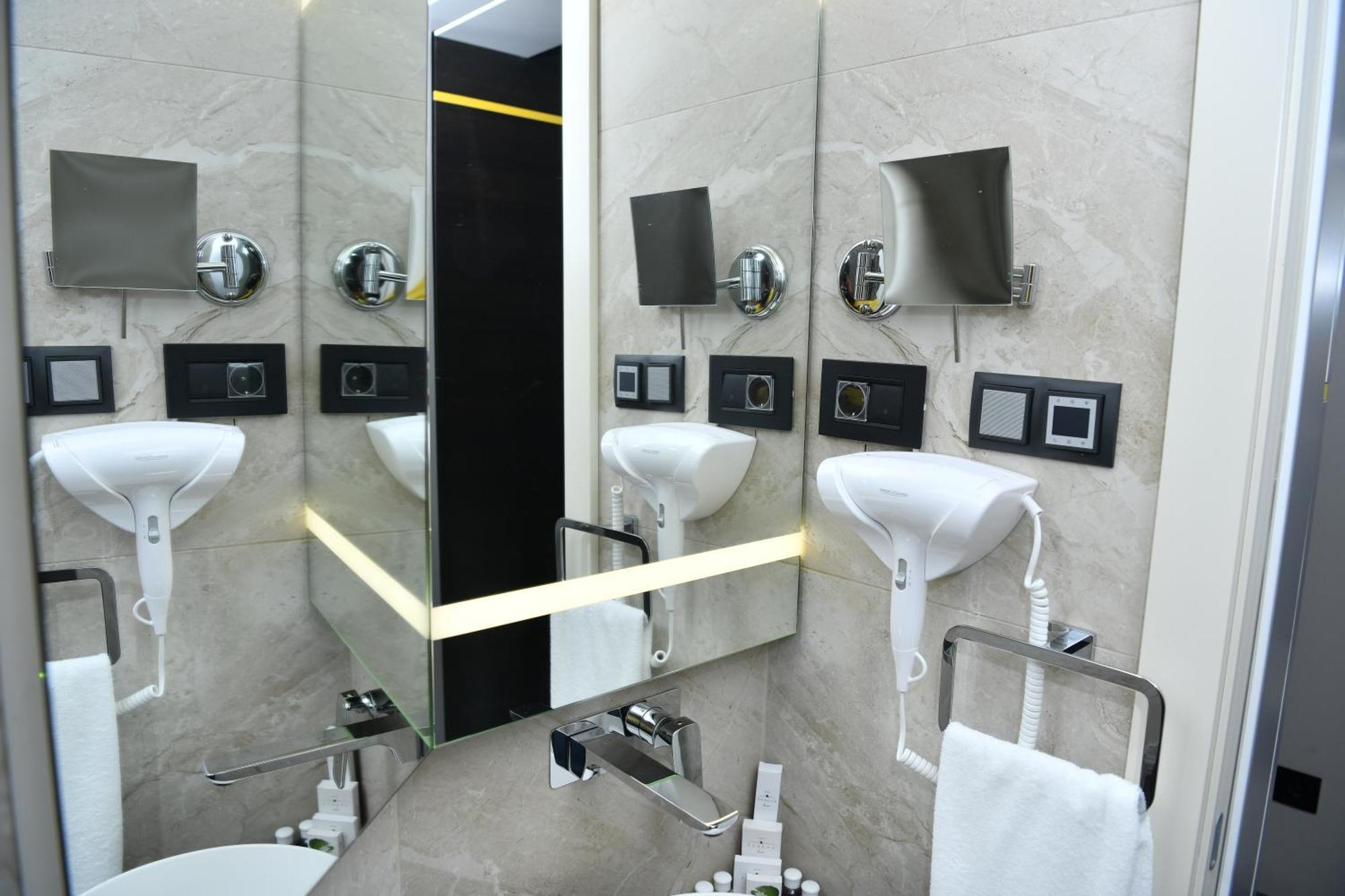 Hotel Zeneva Lux Kragujevac Bagian luar foto